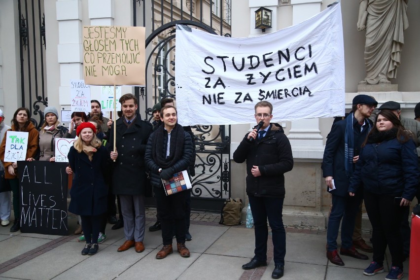 Pikieta pod Uniwersytetem Warszawskim. "Studenci za życiem,...