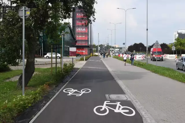 W Kielcach powstają kolejne odcinki ścieżek rowerowych przy najbardziej ruchliwych ulicach, zarówno blisko centrum miasta jak i na osiedlach. Wszystkie nowe odcinki będą miały nawierzchnię z asfaltu i powstają z unijnego programu „Rower Miejski”. 

Kilka odcinków oddano już do użytku jak ten na zdjęciu przy alei Solidarności, od alei 1000-lecia Państwa Polskiego do Galerii Echo.

Zobacz więcej na kolejnych slajdach.