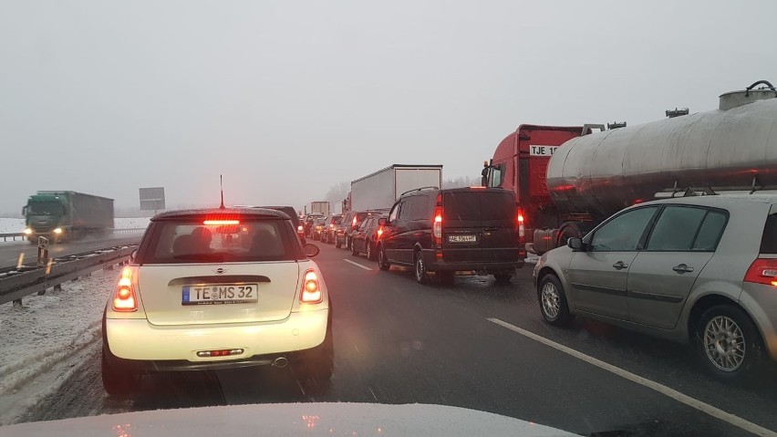 Wypadek na autostradzie A4 w Zabrzu. Ogromne utrudnienia. Zderzyło się 6 samochodów i ciężarówka