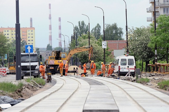 Trwa remont torowiska tramwajowego na ulicy Przybyszewskiego w Łodzi.
