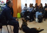 Policyjny pies Nilo odwiedził uczniów biłgorajskiego liceum