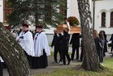 Pogrzeb zmarłego na Covid-19 ks. Piotra Wowry. Wierni tłumnie pożegnali swojego duszpasterza