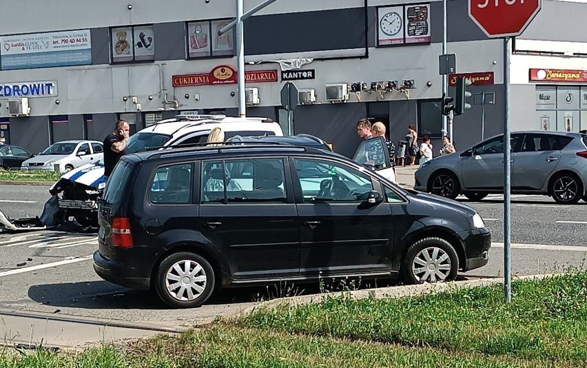 Kolizja z udziałem trzech samochodów w Bytomiu. Jednym z aut jest karetka transportu sanitarnego