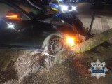 Jechał pod prąd, uciekał przed policją. Rozbił auto na drzewie. Miał 1,5 promila alkoholu