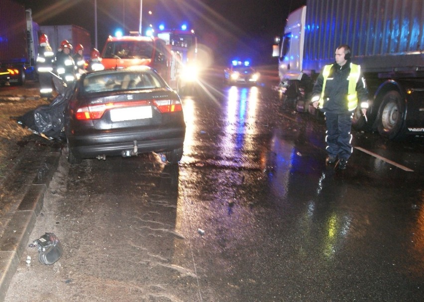 Tragiczny wypadek na ul. Toruńskiej. Jedna ofiara śmiertelna. Dwie osoby ranne