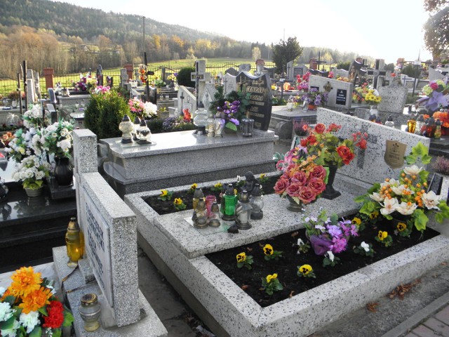 Na cmentarzu w Rychwałdzie co roku w dzień Wszystkich Świętych odprawiana jest msza święta