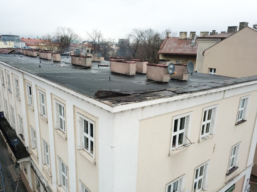 Niebezpieczeństwo w Rzeszowie. Wichura uszkodziła dach kamienicy przy ulicy Lisa-Kuli. Fragmenty poszycia mogły spaść na przechodniów [FOTO]