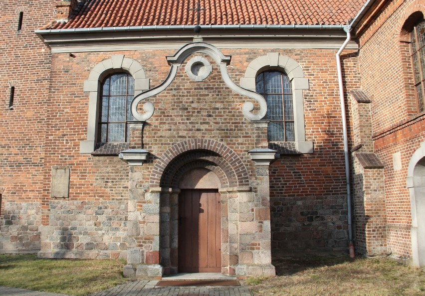 Najstarsze, romańskie partie kościoła w Objezierzu pochodzą...