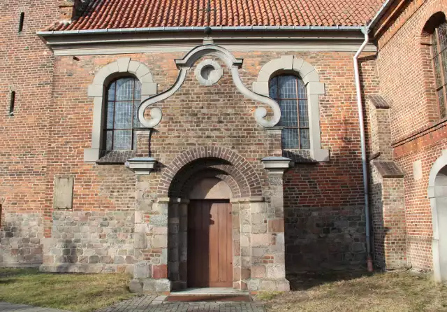 Najstarsze, romańskie partie kościoła w Objezierzu pochodzą najprawdopodobniej
z czasów, gdy wieś stanowiła własność Joannitów