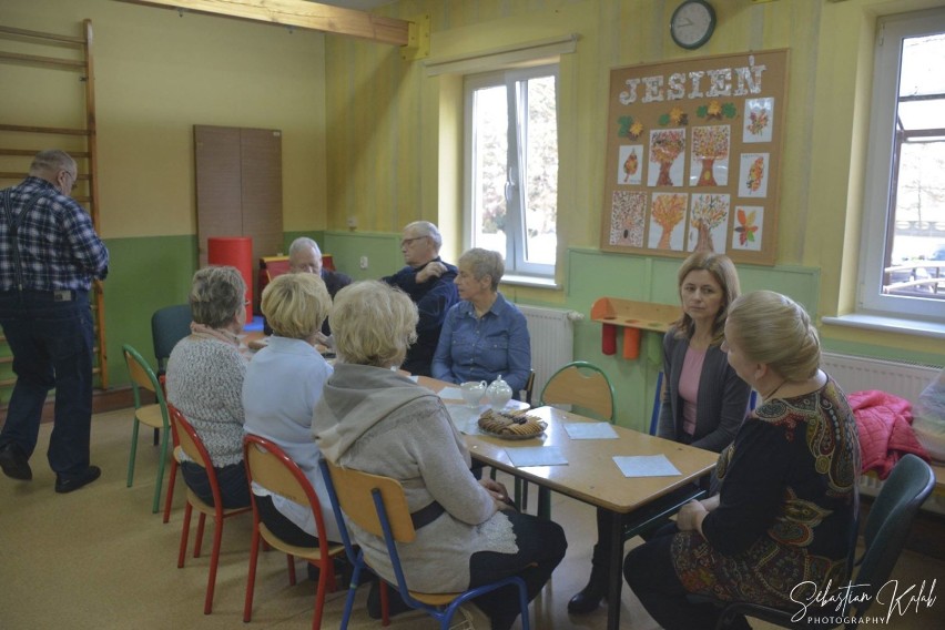 AKTYWNIE: Dzieci z Zespołu Szkół Specjalnych w Krotoszynie odwiedzili seniorzy [ZDJĘCIA]