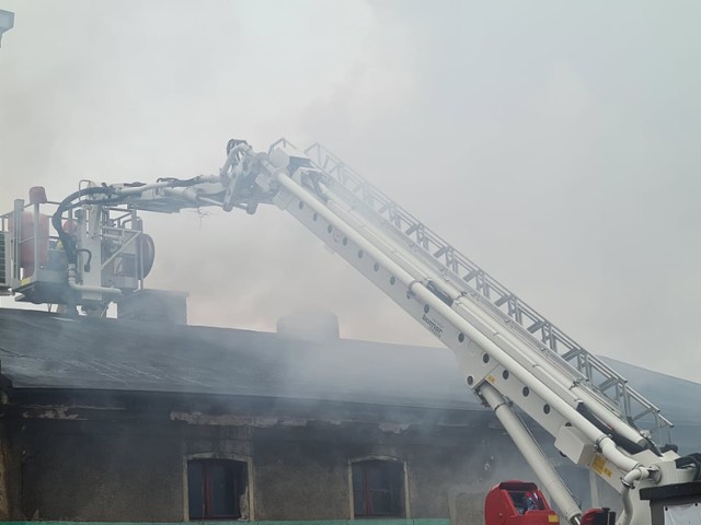 Pożar przy Rynku w Lublińcu. Strażacy gaszą ogień z wysięgnika