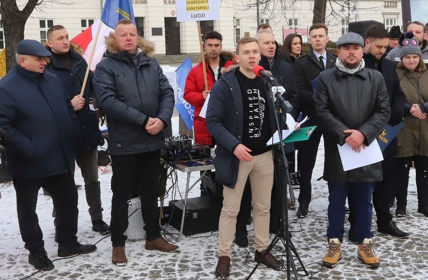 Grupa radomian, w tym Młodzież Wszechpolska, protestowali na...