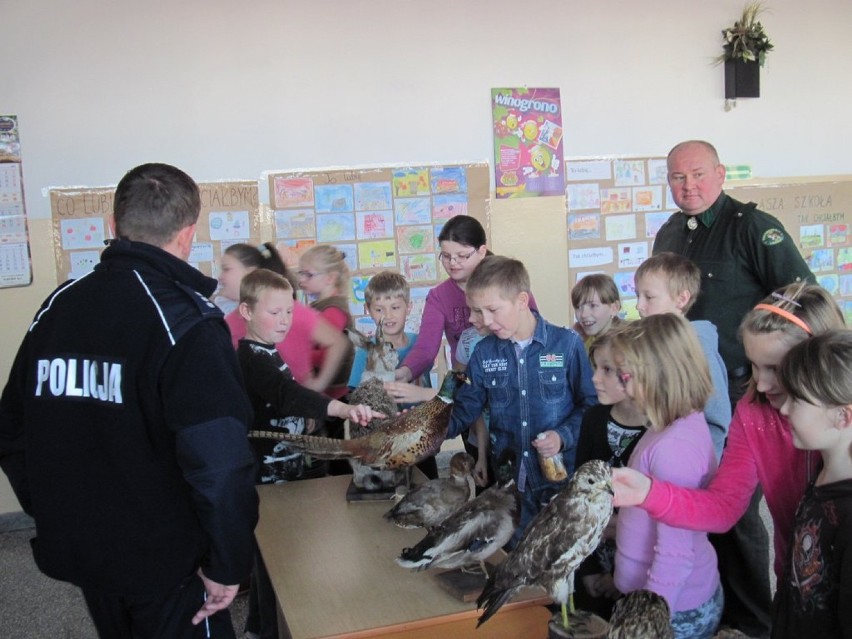Policjanci i myśliwi spotkali się z dziećmi z gminy Kamionka
