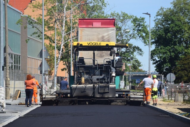 Układanie asfaltu na ostatnim odcinku nowego fragmentu ul. Spichrzowej ma potrwać trzy dni.