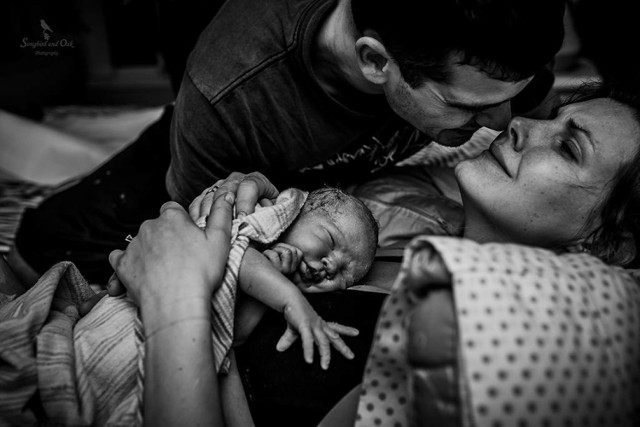 To najlepsze zdjęcia porodów wybrane przez The International Association of Professional Birth Photographers, czyli Międzynarodowe Stowarzyszenie Profesjonalnych Fotografów Narodzin (IAPBP). Każda z prac opowiada inną historię i przekazuje inne, nierzadko skrajne emocje: od radości aż po cierpienie. Czy Waszym zdaniem zdjęcia z porodu to odpowiednia pamiątka? Komentujcie, a wcześniej zobaczcie najlepsze zdjęcia porodów Birth Photography Image Competition. 

Birth Photography Image Competition. Pierwsze miejsce: Niezwykłe spotkanie rodzeństwa. Beliga Fot. Marijke Thoen — Marijke Thoen Birthphotography  

Wyróżnienie: Podziw i ulga. Kanada Fot. Kandyce Joeline — Songbird and Oak Photography

ZDJĘCIA na kolejnych slajdach 
