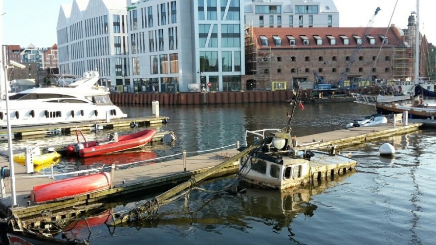 Wrak brytyjskiego jachtu zalegającego w gdańskiej marinie po trzech latach ma zostać usunięty na koszt właściciela - tak zdecydował sąd