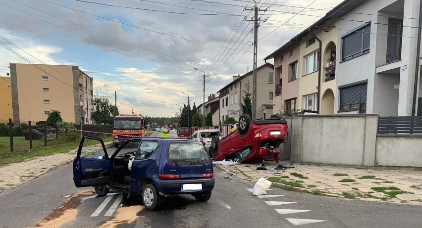 Wypadek na skrzyżowaniu ulic Legionów z Ogrodową w Tomaszowie Maz. Kierowca bez prawa jazdy nie zatrzymał się na znaku STOP [ZDJĘCIA]