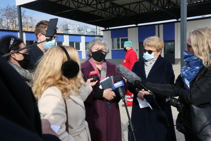 Apel do opozycji, parlamentarzystki PiS przed szpitalem modułowym w Legnicy