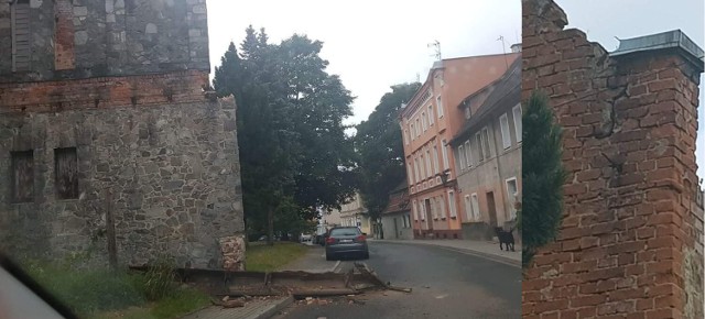 Niebezpieczne miejsce w Lądku-Zdroju. Z zabytkowego kościoła spadają cegły i większe elementy wprost na chodnik i ulicę.