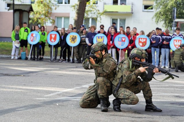 Podsumowanie zawodów przed borneńskim ratuszem