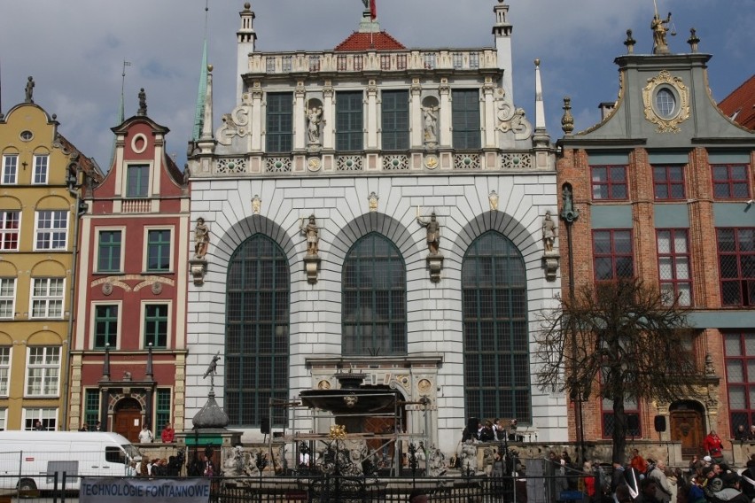 Gdańsk: Neptun wrócił na Długi Targ! Zobacz jak stawiano rzeźbę na fontannie [ZDJĘCIA, FILM]