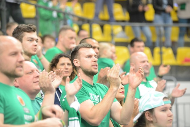 W czwartek, 26 kwietnia, koszykarze Stelmetu Enei BC Zielona Góra na własnym parkiecie pokonali Rosę Radom 104:97 (24:25, 22:21, 25:21, 33:30). To był pierwszy mecz ćwierćfinału ekstraklasy. Rywalizacja toczy się do trzech zwycięstw. Na trybunach zasiadło 2725 widzów. Drugi mecz w sobotę, 28 kwietnia, o godz. 17.45 w hali CRS.

Tutaj znajdziesz więcej zdjęć i relację z meczu: Stelmet Enea BC trójkami rozstrzelał Rosę [ZDJĘCIA]

