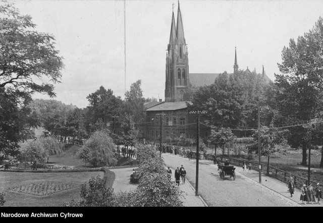 Fragment Zawiercia, przedstawiający bazylikę pw. św. apostołów Piotra i Pawła. 

Wykonano w latach 1918-1937.