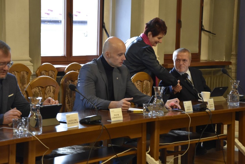 Prezydent Tarnowa przekonał 13 radnych do poparcia...