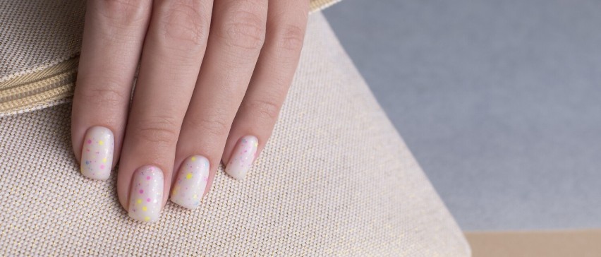 Confetti nails jest modne od kilku sezonów. Kolorystykę i...