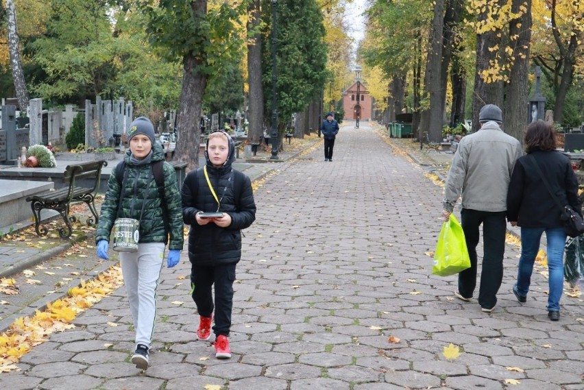 Wśród kwestujących na Starym Cmentarzu byli m.in. Jula,...