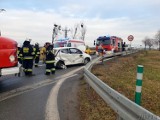 Wypadek na skrzyżowaniu DK45 i DW429 w Zimnicach Małych. W poniedziałek rano toyota aygo zderzyła się tam z fiatem ducato