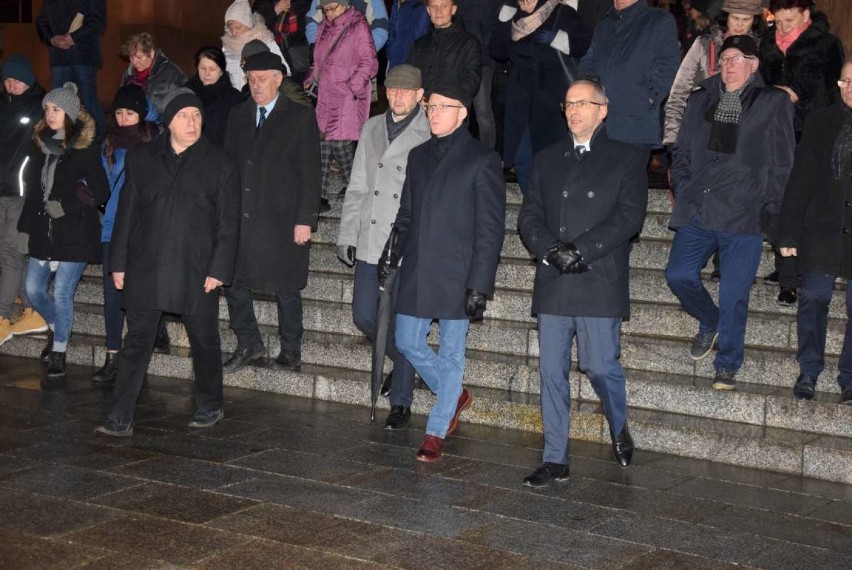 Gnieźnianie oddali hołd Pawłowi Adamowiczowi, prezydentowi...