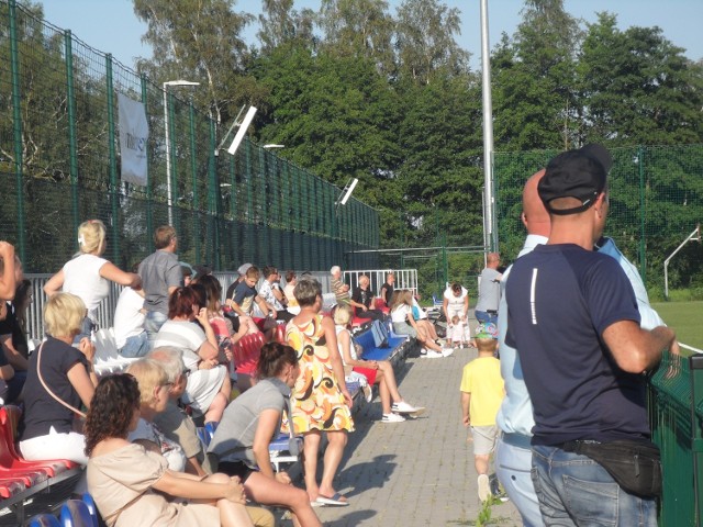 W rozegranym na sztucznej nawierzchni usteckiego OSiRu meczu piłki nożnej juniorzy usteckiego Jantara wygrali z rówieśnikami  Sparty Sycewice 3:1. Zapraszamy do galerii zdjęć.