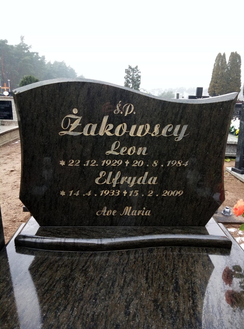 Grób Leona i  Elfrydy Żakowskich na cmentarzu komunalnym w...