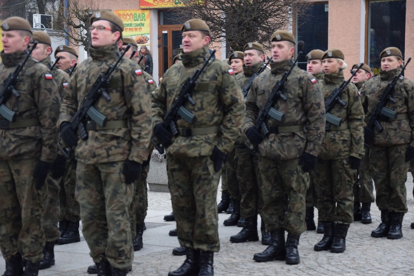 Żołnierze złożyli przysięgę. Wiceminister Jarosław Zieliński dziękował rodzicom i... [ZDJĘCIA]