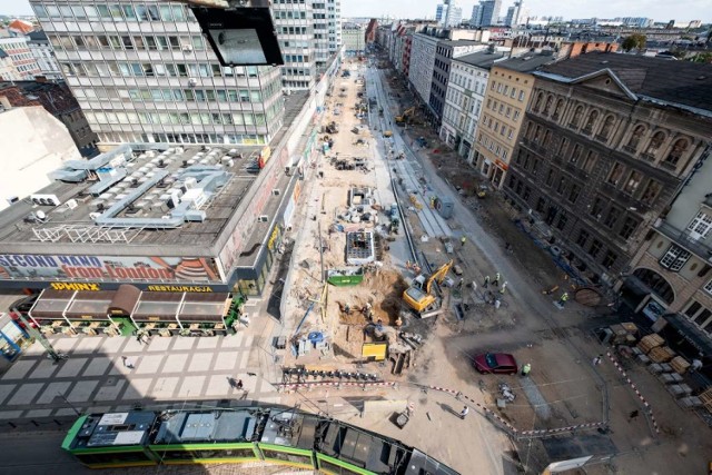 Na początku września minie rok od rozpoczęcia wielkiej przebudowy ul. Święty Marcin. Jak obecnie wygląda plac budowy, najlepiej widać na zdjęciach zrobionych z góry - zobacz galerię.