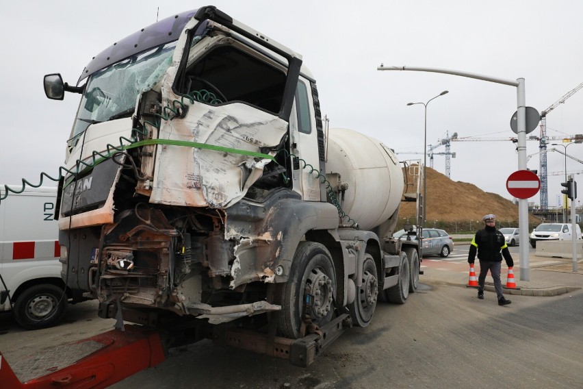 Warszawa. Autobus miejski zderzył się z betoniarką. Jedna osoba trafiła do szpitala