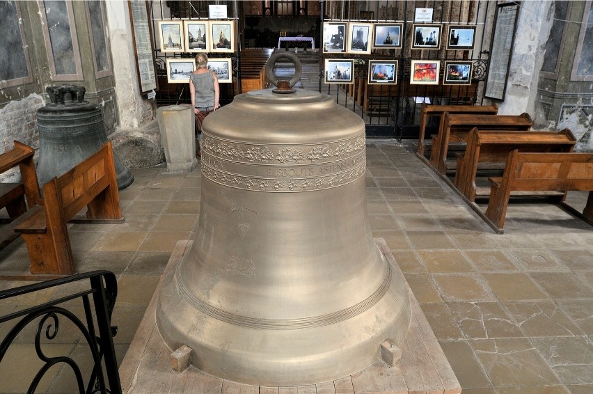 Gdańsk: Ostatni z dzwonów carillonu już na wieży kościoła św. Katarzyny [ZDJĘCIA]