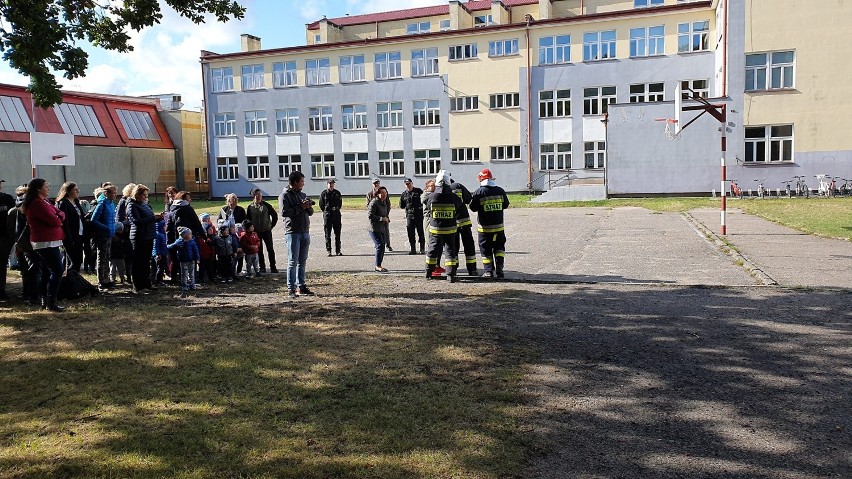 ZSO Hel - szybka ewakuacja szkoły. Nieznany sprawca wtargnął do szkoły i zostawił tu plecak. Mężczyznę złapała Straż Miejska Hel