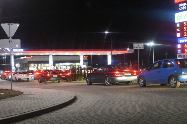Takie kolejki były 24 lutego wieczorem na stacjach benzynowych w Świeciu