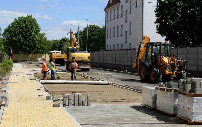 Na ul. Zacisznej ułożono już pierwsze warstwy asfaltu, trwa...