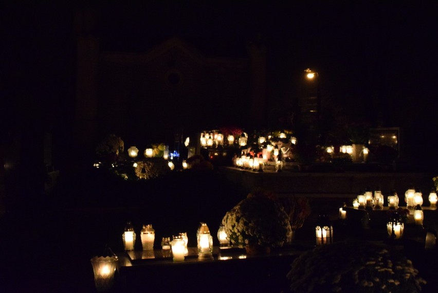 Zaduszki 2019: Cmentarz św. Piotra w Gnieźnie  wieczorem