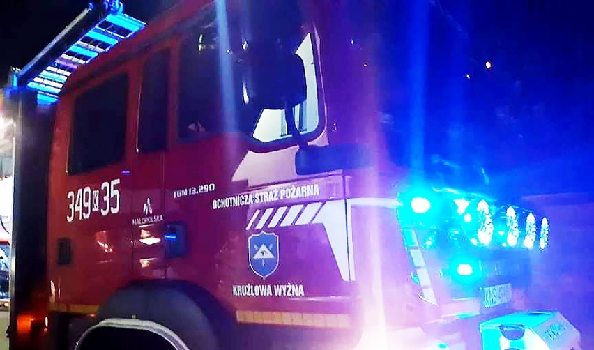 Peugeot rozbity o drzewo w wiosce pod Nowym Sączem. W akcji strażacy i medycy