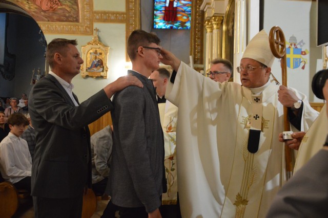 Bierzmowanie w parafii Narodzenia Najświętszej Maryi Panny w Bełchatowie, 29 maja 2022