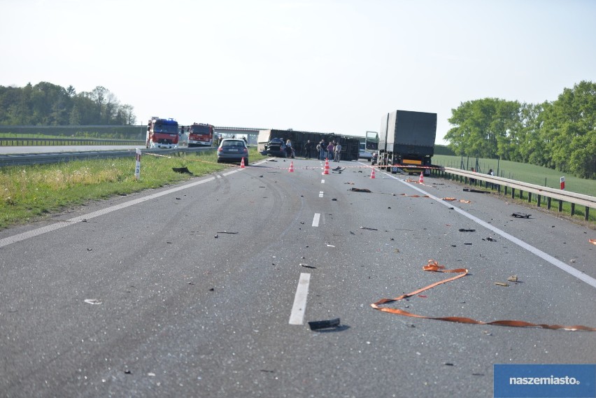 Śmiertelny wypadek na autostradzie A1. Zderzenie BMW z samochodem ciężarowym [zdjęcia]