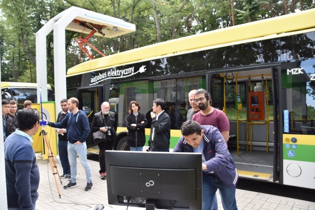 Badania pola elektromagnetycznego w autobusach elektrycznych wykonują doktoranci Europejskiej Szkoły Doktorskiej, w której jednym z partnerów jest Uniwersytet Zielonogórski.