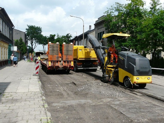 Na ul. Waryńskiego, między Zamkową a Skłodowskiej, pojawiły się ciężkie maszyny.