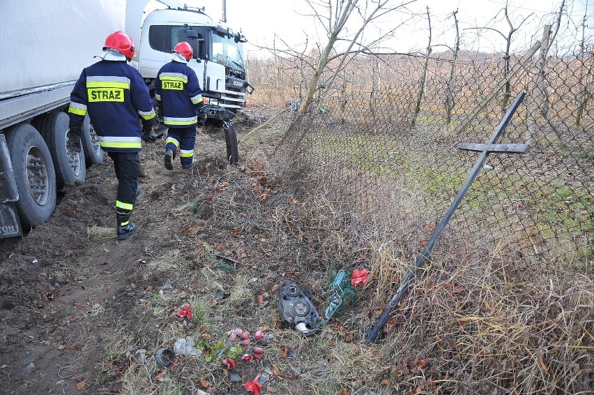 Tragiczny wypadek na skrzyżowaniu w Dąbrowicach [ZDJĘCIA]