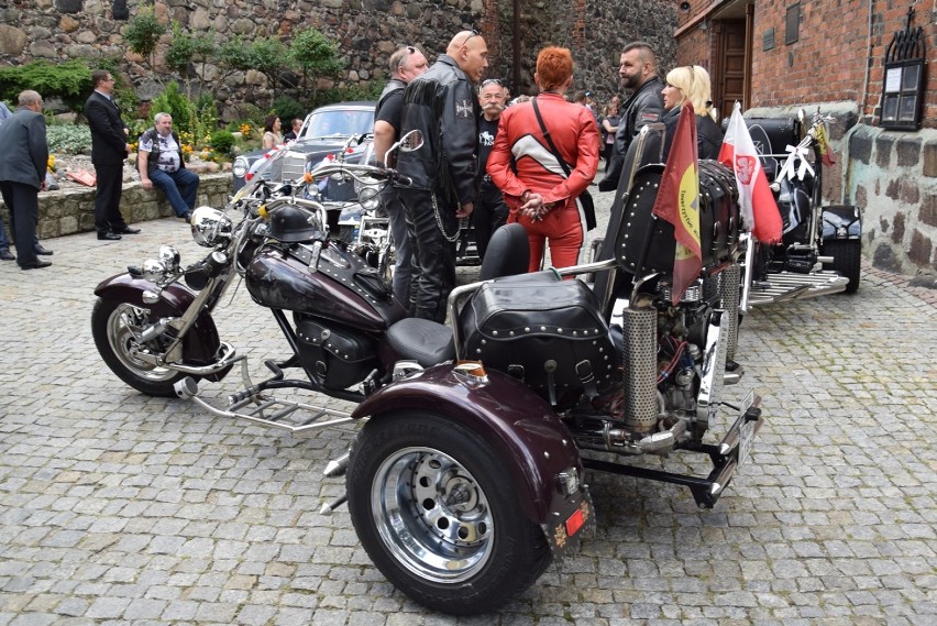 Podpatrzone w Stargardzie. Wychodzącą z kościoła parę młodą powitali motocykliści i ryk ich maszyn