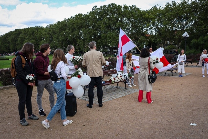 Szczecinianie wyrazili swoje wsparcie dla kobiet protestujących na Białorusi